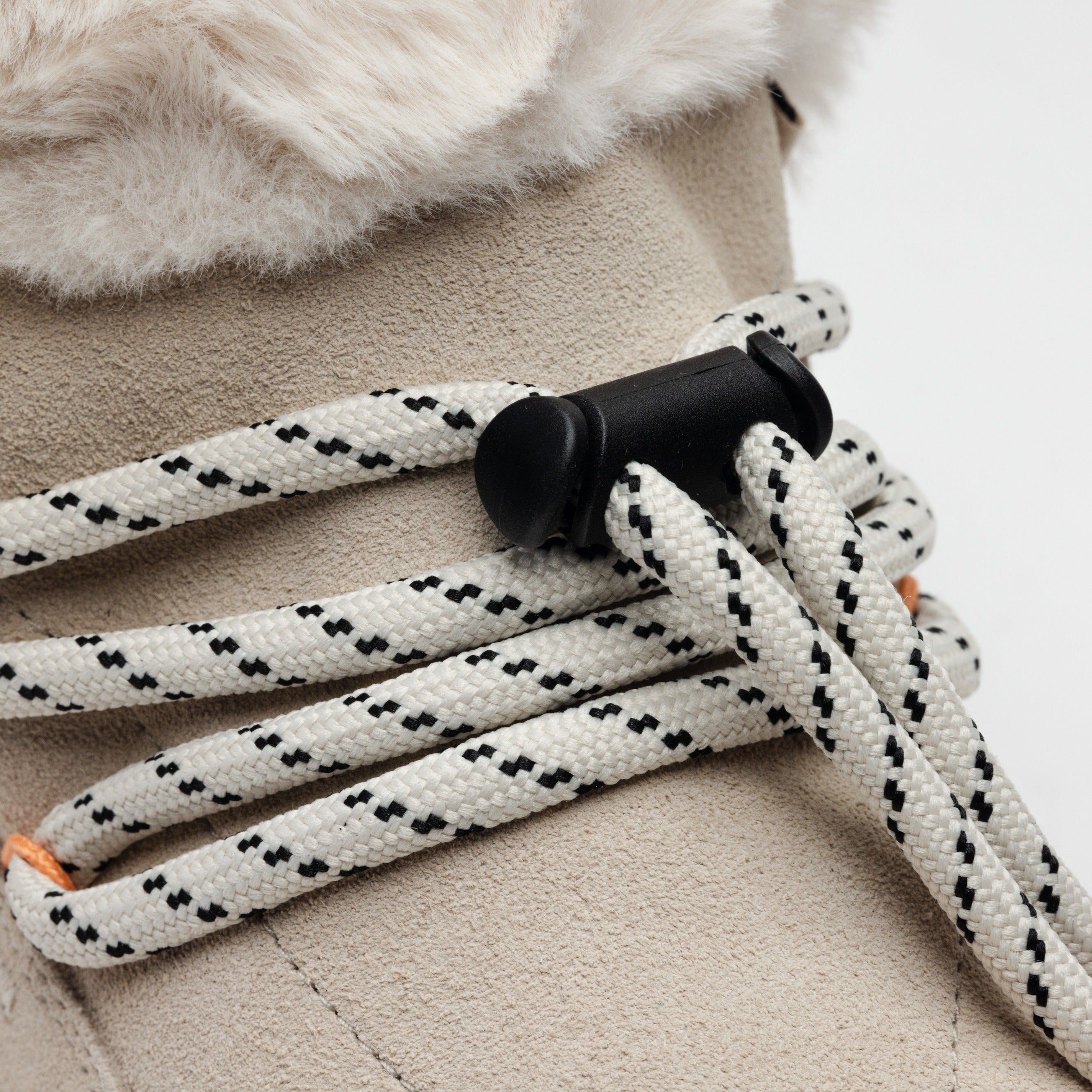 Close-up image of toggle lacing on Pallashock Hiver boots